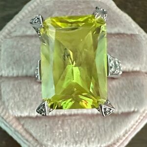 Elegant sterling Silver and peridot color Ring